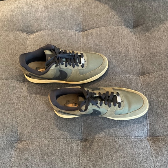 EUC Nike Air Force 1 Low SP Undefeated \